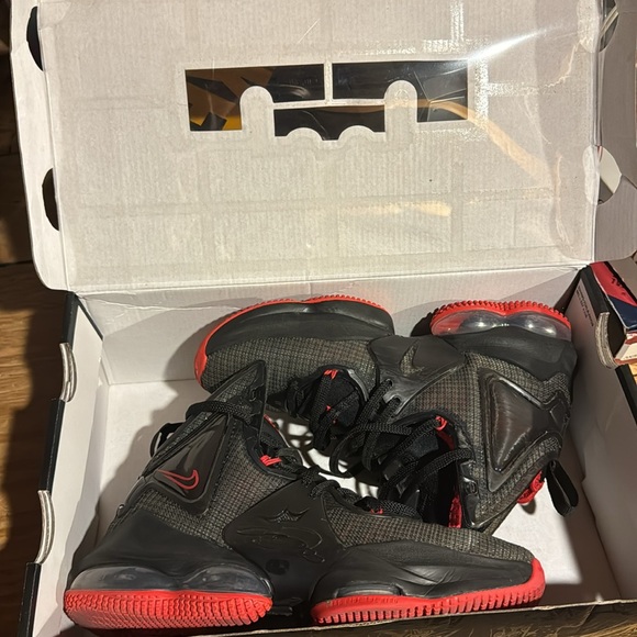 Nike LeBron 19 bred (GS) - Picture 7 of 8